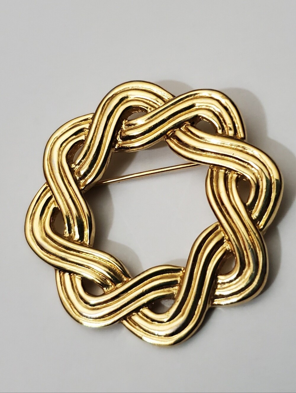 Monet Signed Gold Tone Intertwined Knot Bcrooch Pin